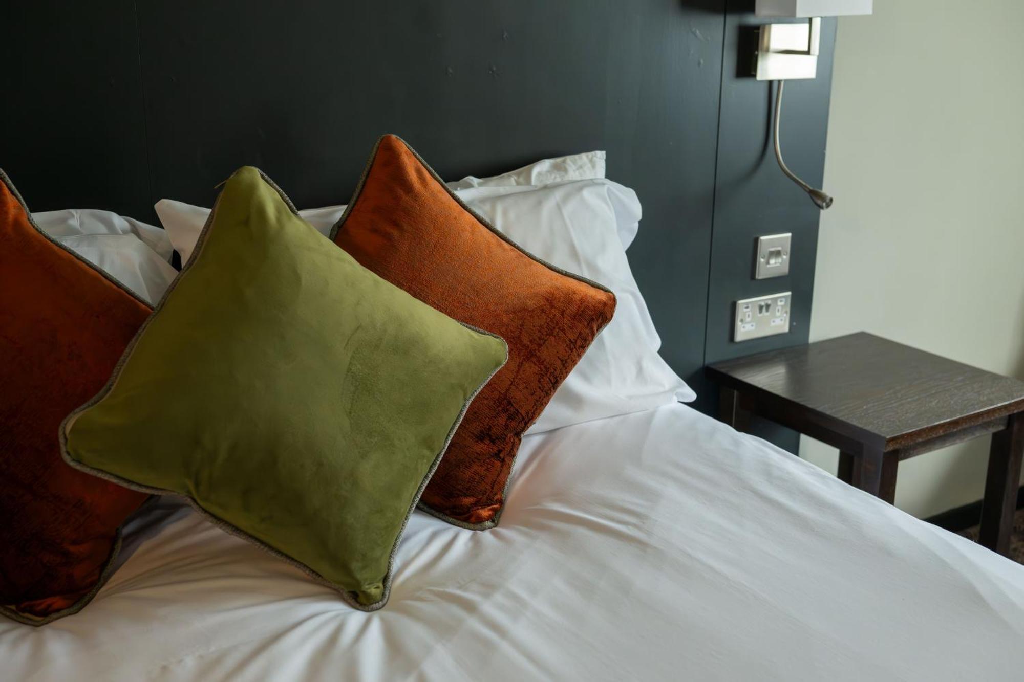 Cat & Lion Country Pub And Hotel วอร์ริงตัน ภายนอก รูปภาพ